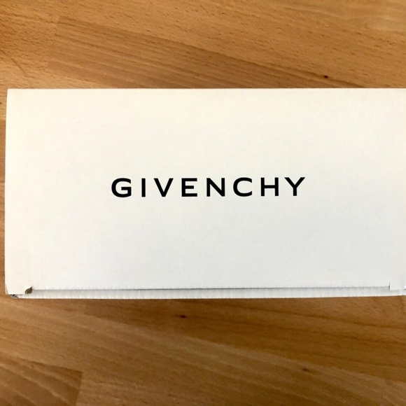 Givenchy Mugs White w/ Gray Pattern Pair - Picture 3 of 7